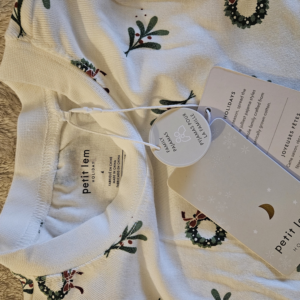 Kids Pajamas with Festive Wreath Design - Picture 3 of 7
